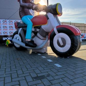 Abraham rijdend op een motor